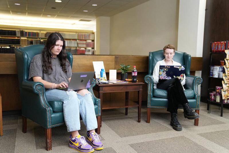 学生们在图书馆咖啡厅学习